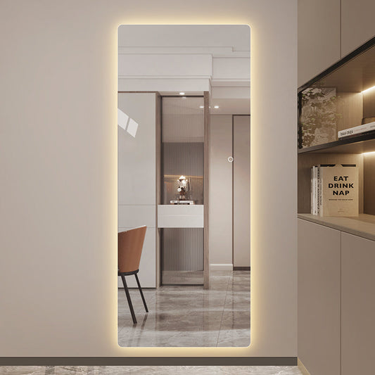 Helfigur spejl med en bredde på 70 cm og en højde på 170 cm. Lækkert justerbart LED-lys.