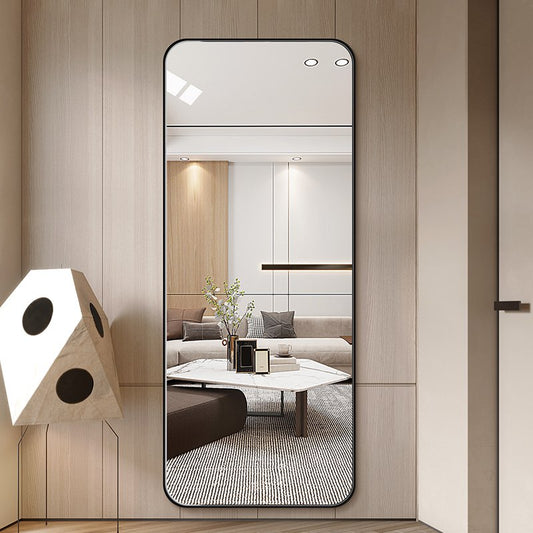 Enkelt og elegant helfigur spejl til både væg og gulv. Kommer med sort kant ramme